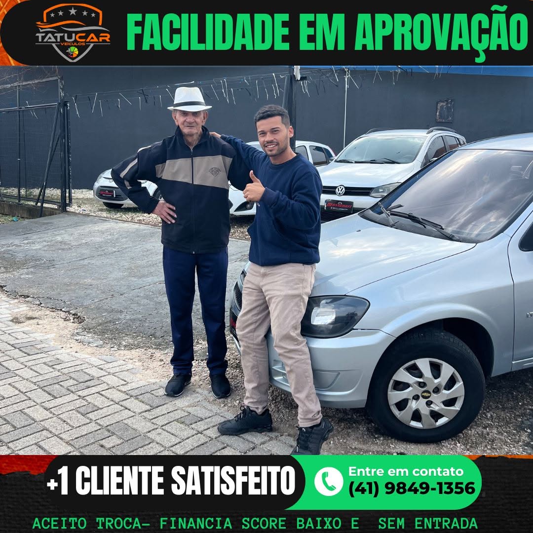 Cliente satisfeito ao lado do veículo comprado na Tatucar