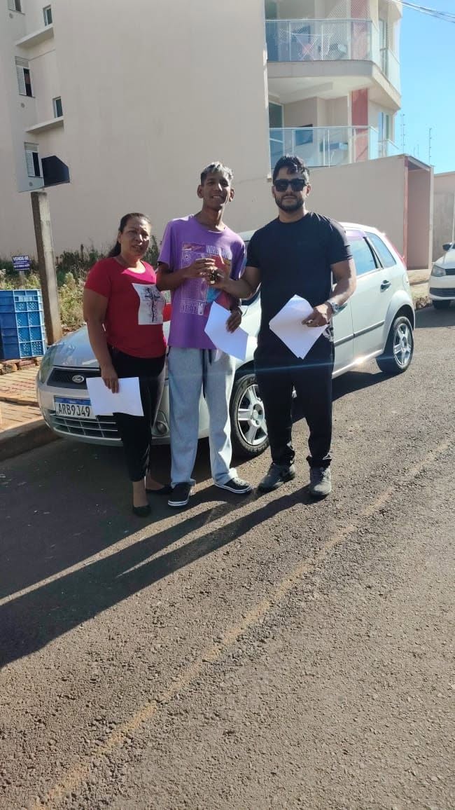 Cliente com a chave do carro comprado na Tatucar